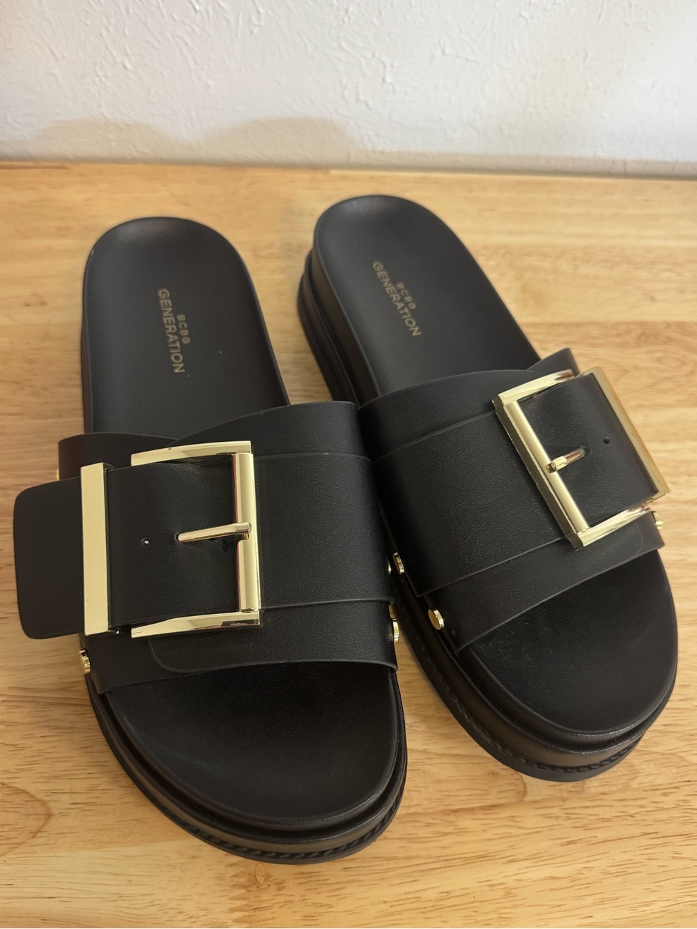 BGBQ Bonas Black and Gold Big Buckle Slide Sandal